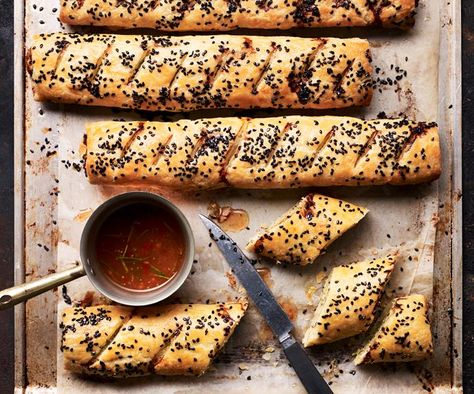 Flavour-packed chicken mince mixture wrapped in gluten-free flaky pastry creates a delightful snack or lunch. Italian Ragu, San Choy Bow, Chicken Sausage Rolls, Spicy Chicken Tacos, Homemade Sausage Rolls, Chicken Mince, Sausage Rolls Recipe, Gluten Free Bread Crumbs, Baked Rolls