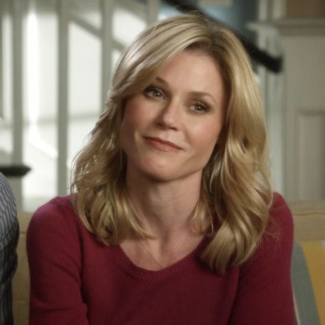 Claire Dunphy, Julie Bowen, Modern Family, A Woman, Hair, Red