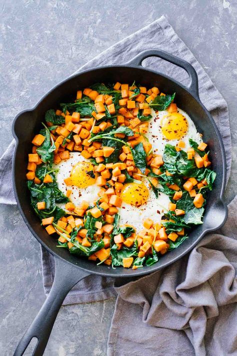 Skillet Sweet Potato & Kale Hash! Perfect for a healthy breakfast, lunch, or dinner. Gluten-free, vegetarian, and under 30 minutes! Sweet Potato Kale Hash, Fall Breakfast Ideas, Sweet Potato Hash Recipe, Lemons Recipes, Autumn Foods, Potato Hash Recipe, Fall Recipes Breakfast, Pudding Chia, Recipes Skillet