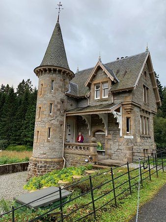 ARDVERIKIE ESTATE LTD - Updated 2020 Ranch Reviews (Kinlochlaggan, Scotland) - Tripadvisor Tiny Castle House Plans, Tiny Castle House, House With Tower, Cottage Shutters, Castle House Plans, Small Castles, Storybook Homes, Old Castle, Stone Cottages