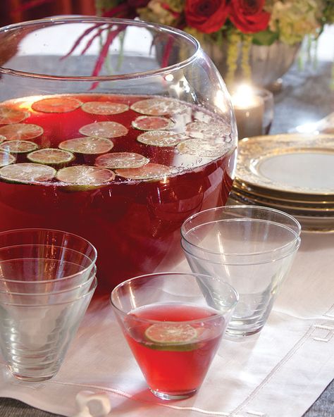 Cosmopolitan Drink Recipe, Christmas Party Punch, Cosmopolitan Drink, Cosmopolitan Cocktail, Cocktail Videos, Christmas Cocktail Party, Cranberry Juice Cocktail, Holiday Punch, Sweet Potato Wedges