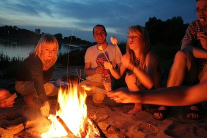 This photo is of what I really enjoy doing and that's hanging out with friends… Campfire Games, Friends Hanging Out, On The Road Again, Camping Fun, Camping Tips, Camping Survival, Camping Experience, Family Camping, Back To Nature