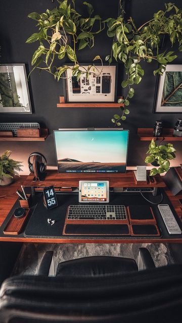 Masculine Desk Setup, Zen Desk Setup, Dark Wood Desk Setup, Walnut Desk Setup, Home Office Gamer, Dark Oak Desk, Zen Desk, Seasonal Decor Ideas, Desk Setup Ideas