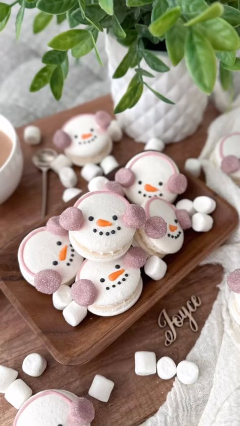 Baked by Joyce | Macaron and Cake Art | ⛄️Snowman Macarons⛄️ My snowmen looked chilly so I made ear muffs for them. ☃️ To make ear muffs, I cut mini marshmallows in half ✂️ then... | Instagram Christmas Tree Cake Macarons, Christmas Macaron Ideas, Macaroons Decoration Ideas, Snowmen Macarons, Christmas Macarons Decoration, Winter Macarons, Snowflake Macarons, Winter Wonderland Treats, Snowman Macarons