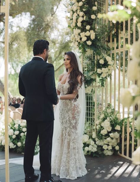 Dreamy Garden Wedding, Bride Hairstyles For Long Hair, Simi Valley California, Natural Hair Wedding, Tulle Train, Boda Ideas, Dreamy Garden, Minimalist Wedding Decor, Elegance Wedding