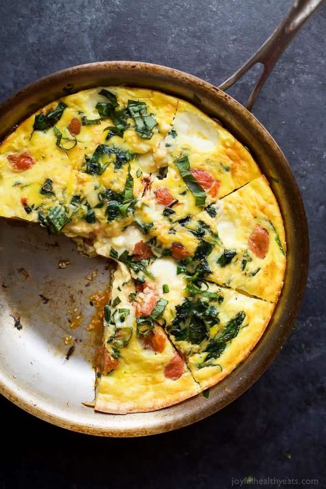 This Roasted Tomato Caprese Frittata is the perfect breakfast or brunch for your family! Filled with melted mozzarella, fresh basil, garlic infused spinach and roasted tomatoes - it's pretty much divine! #tomato #caprese #frittata #breakfast #brunch #frittatarecipe #homemadefrittata #howtomakeafrittata #bestfrittata #easyfrittata Caprese Frittata, Roasted Tomato Caprese, Best Frittata Recipe, Frittata Recipes Breakfast, Easy Frittata Recipe, Beautiful Brunch, Easy Frittata, Tomato Caprese, Breakfast Frittata