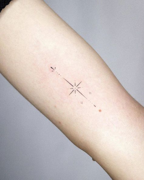 Stardust Tattoo, Compas Tattoo, North Star Tattoos, Small Compass Tattoo, Nice Tattoos, Basic Tattoos, Small Girly Tattoos, Cross Tattoos For Women, Hand And Finger Tattoos