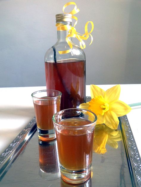 People say in Germany that there are such things as woman’s schnapps. By that they mean sweet, lovely colored liquors that people usually tend to drink too much of just because they taste so sweet and good.  This liquor definitely falls into this categor Honey Liquor, Homemade Liqueur Recipes, Brandy Recipe, Brandy Liquor, Vanilla Honey, Homemade Liquor, Liquor Recipes, Liqueurs Recipes, Sweet Wine