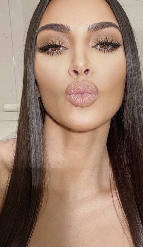 Kim Kardashian Natural Makeup, Kim Eye Makeup, Kim K Makeup Looks, Kim Kardashian Eye Makeup, Kim Kardashian Eyelashes, Kim Kardashian Makeup Looks, Kim K Makeup, Polished Makeup, With And Without Makeup