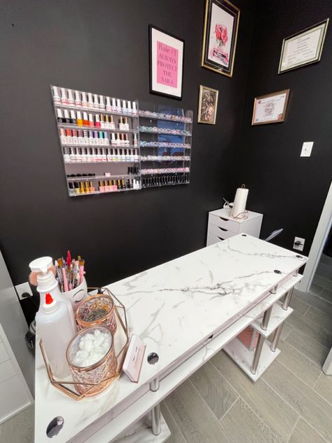 #salondecor #salonstudio #nailstudio #nailtech #naillife #decor #aesthetic #nailartist #nailartdesign #beautystudio #lashartist #beautyblog #beautysalon Nailartist Aesthetic, Nail Artist Studio, Nail Table Organization, Nail Shop Aesthetic, Nail Studio Aesthetic, Nail Tech Aesthetic Room, Nail Salon Aesthetic, Nail Studio Ideas Small Spaces, At Home Nail Salon Room