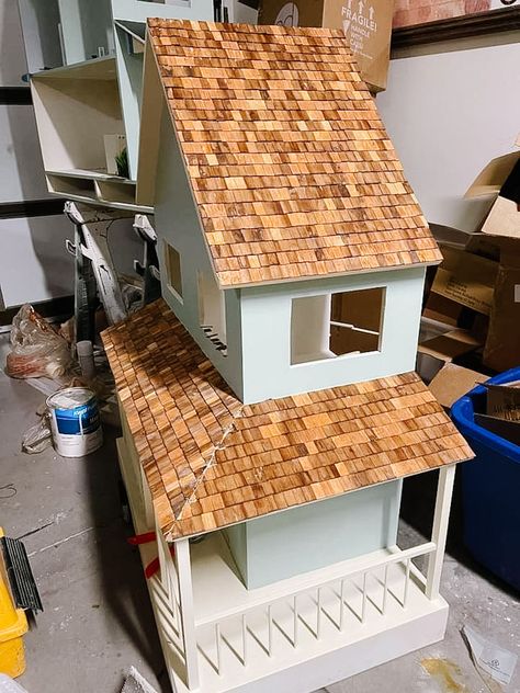 Dollhouse Exterior, Dollhouse Exterior Ideas, Dollhouse Roofing Ideas, Doll House Roof Diy, Diy Dollhouse Roof, Dollhouse Shingles Diy, Dollhouse Roof, Diy Dollhouse Shingles, Dollhouse Slate Roof Diy