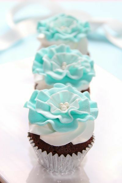 Tiffany Blue Cupcakes, Blue Wedding Cupcakes, Tiffany Blue Cakes, 75th Birthday Parties, Cupcake Decorating Tips, Tiffany Blue Wedding, Blue Cupcakes, Aqua Wedding, Blue Bridal Shower