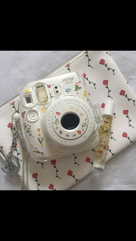 Decorated Polaroid Camera, Camaras Aesthetic, Polaroid Camera Ideas, Polaroid Camera Instax, Polaroid Instax Mini, Camera Painting, Polaroid Instax, Polaroid Cameras, Hot Love Quotes