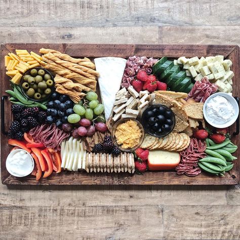 sprig + plate 🌱 on Instagram: “Anatomy of a snack board • 6 cheeses • 5 crackers/breads • 4 meats • 3 veggies • 3 fruits • 2 olives • 2 dips • 1 cookie • #varietyboard…” Charcuterie Board Anatomy, Charcuterie Guide, Cracker Bread, Charcuterie Board Cheese, Board Cheese, Snack Board, Cheese Crackers, Recipe Of The Day, Charcuterie Board