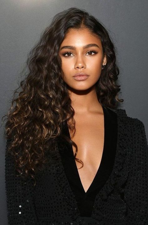 Biracial Face Claims Female, Natural Makeup For Indian Skin, Hair Colour For Curly Hair Indian, Indian Girl Hairstyles, Black Hair Balayage Indian, Indian Women Hair, Dark Skin Curly Hair, Indian Skin Hair Color, Latina Hair Color