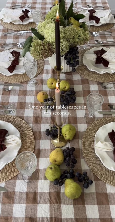 2024 Thanksgiving Trends, Fall Fruit Tablescape, Grapes Table Decor, Dinner Party Aesthetic Table, Fall Brunch Tablescape, Fall Brunch Ideas Decor, Minimal Thanksgiving Table, Holiday Tablescapes Thanksgiving, Fall Dinner Party Tablescape