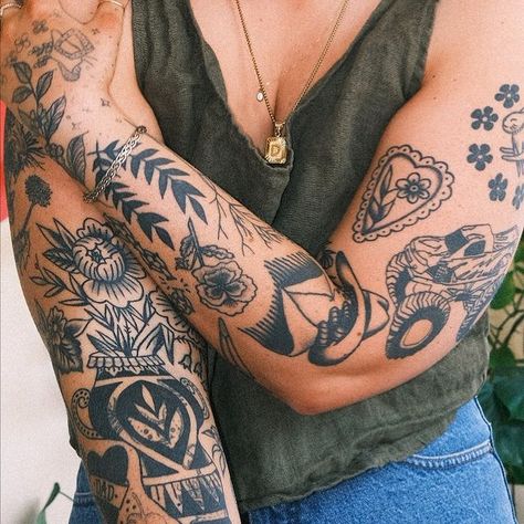 Traditional Tattoo Woman, Patchwork Tattoos, Earthy Tattoos, Traditional Style Tattoo, Tattoos Mandala, Traditional Tattoo Sleeve, Tattoos Geometric, Tattoos Skull, Hair Tattoos