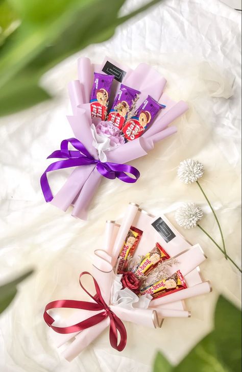 A cute things for a sweat memories bouquet bouquetsnack artificialbouquet aesteticbouquet Bucket Snack Mini, Kids Bouquet Ideas, Buket Jajan Simple, Mini Snack Bouquet, Bouquet Snack Aesthetic, Mini Bucket Flowers, Buket Snack Mini, Snack Bouquet Ideas, Mini Gift Snack