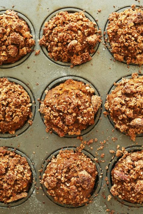 VEGAN Pumpkin Spice Muffins with a Pecan Crumble Topping! 1 Bowl, simple ingredients, naturally sweetened! #vegan #glutenfree #muffins #pumpkin #recipe #minimalistbaker Pumpkin Muffins Vegan, Pecan Crumble Topping, Vegan Pumpkin Muffins, Muffins Pumpkin, Pecan Crumble, Gluten Free Pumpkin Muffins, Vegan Pumpkin Spice, Muffins Vegan, Spice Muffins