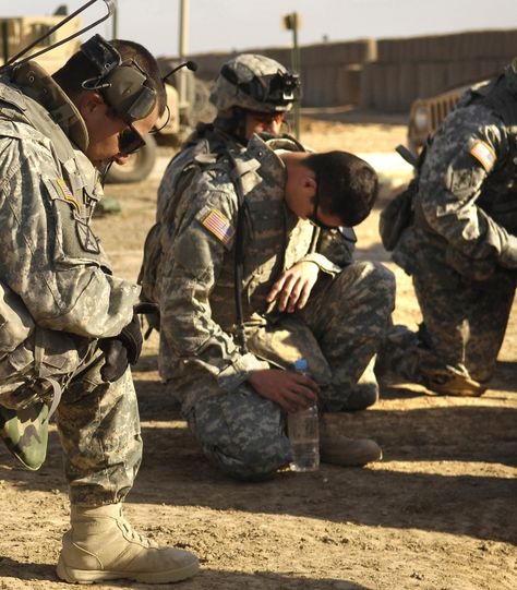 Man Kneeling, Army Chaplain, Usa Army, Hot Army Men, Special Force, Semper Fi, Military Pictures, Military Soldiers, Body Awareness