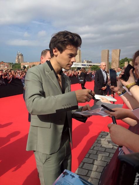 Harry Styles at the Dunkirk premiere in Dunkerque, France today (7•16•17) Dunkirk Premiere, Harry Styles Dunkirk, Harry Styles Cute, Haikou, Harry Styles Wallpaper, Harry Styles Pictures, Family Show, Harry Styles Photos, Mr Style