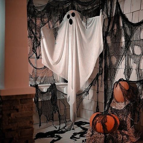 Halloween Cemetary, Mummy Halloween Decorations, Garage Halloween, Halloween Balcony, Dekorasi Halloween, Table Halloween, Halloween Decor Diy, Mummy Halloween, Halloween Dance