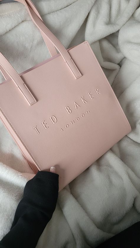 #coquette #aesthetic #coquettebag #tedbakerbag #girlybag #pinkcoquettebag Ted Baker Tote Bag, Christmas Dinner Outfit, Tote Bag Outfit, Aesthetic Gifts, Ted Baker Bag, My Style Bags, Handbag Essentials, Birthday Gift Bags, Bag Aesthetic