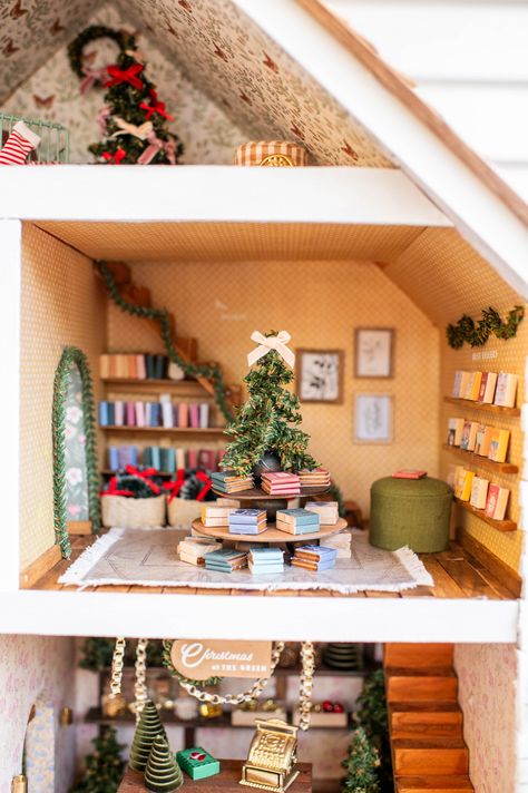 Creating a Christmas Dollhouse! Cardboard Gingerbread House, Ikea Dollhouse, Magical Bedroom, Christmas Dollhouse, Gift Wrapping Station, Diy Barbie House, Diy Home Interior, Christmas Lesson, Dollhouse Christmas