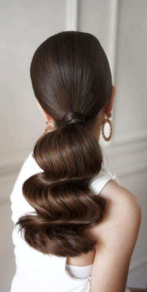 voluminous ponytail, hollywood ponytail, ponytail bridal style, ponytail hairstyle, voluminous bridal ponytail, chic ponytail Ponytail Hollywood Waves, Hollywood Ponytail, Easy Ponytails, Retro Ponytail, Bridal Ponytail, Hair Down Styles, Style Ponytail, Guest Hairstyles, Voluminous Ponytail