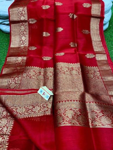 Banaras Pattu Sarees Latest, Kanjipuram Saree, Red Banarasi Saree, Kora Organza Sarees, Banaras Silk Saree, Fashion In India, Silk Saree Blouse Designs Patterns, Latest Silk Sarees, Pure Chiffon Sarees