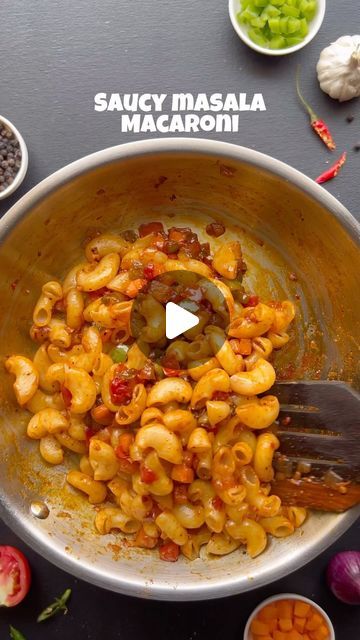 Masala Macaroni Recipe, Chilli Oil Pasta, Masala Pasta Recipe, Masala Macaroni, Pasta Indian Style Recipe, Tomato Chilli Sauce, Red Chilli Sauce, Masala Pasta, Pasta Macaroni