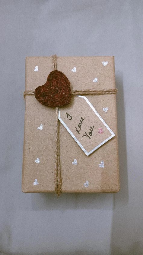 Brown Gift Boxes Packaging Ideas, Brown Wrapped Gifts, Brown Gift Wrap, Christmas Brown Paper Wrapping, Brown Christmas Wrapping Paper Ideas, Gift Wrapping With Brown Paper, Anniversary Gift Wrapping Ideas, Butcher Paper Wrapping Ideas, Birthday Wrapping Ideas For Men