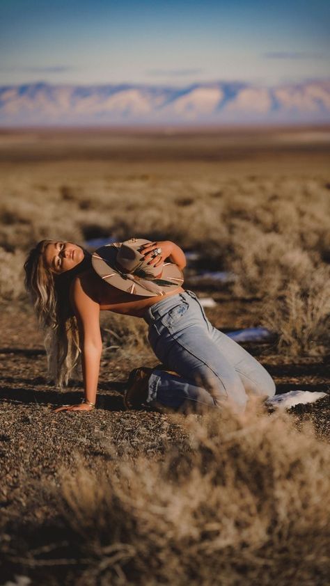 Western Model Photography, Western Photo Poses, Hitchhiker Photoshoot, Cowgirl Bouidor Photography, Country Girl Photoshoots, Sedona Photoshoot, Cowgirl Photoshoot Ideas, Western Flowers, Western Photoshoot Ideas