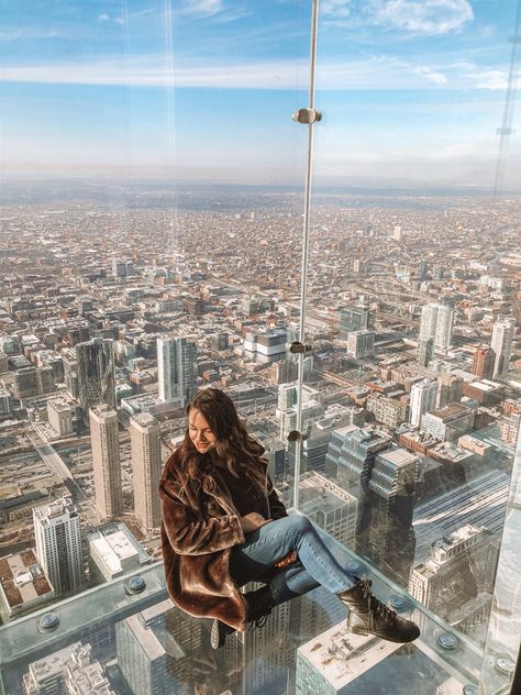 Sky Deck Chicago Picture Ideas, Sky Deck Photo Ideas, Chicago Sky Deck Pictures, Chicago Sky Deck, The Edge Nyc Poses, Sky Deck Chicago Pictures, Skydeck Chicago Poses, Chicago Bean Pictures Ideas, Skydeck Chicago Pictures