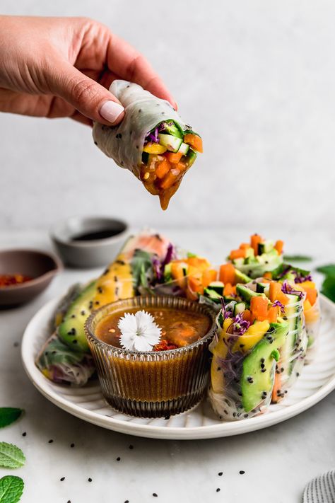 Rollitos primavera con mango y palta (veganos) - Cravings Journal Grazing Tables, Food Presentation, Veggie Recipes, Gourmet Recipes, Workout Food, Meal Planning, Vegan Recipes, Mango, Chef