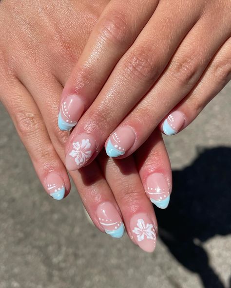 nails of the day ✨💅🌸 Beach’s Nails, Cute Beach Nail Ideas, Holiday Gel Nails Short, Cruise Nail Ideas Bahamas, Nails For Vacation Beach, Bahamas Nails, Nails Short Summer, Beach Nail Ideas, Feminine Nails