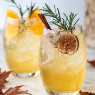 This sparkling fall harvest sangria brings together all the flavors of fall in a glass. This delicious blend of fall spiced simple syrup, apple brandy and prosecco makes the perfect drink for any fall gathering. White Fall Sangria, Sangria Thanksgiving, Harvest Sangria, Diy Essential Oil Diffuser, Sangria Ingredients, Greek Yogurt Parfait, Apple Brandy, Fall Gathering, Essential Oil Diffuser Bracelet