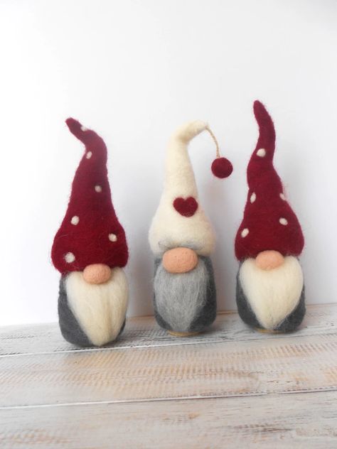 Tovad Ull, Needle Felted Ornaments, Diy Felt Christmas Ornaments, Unicorn Christmas, Needle Felting Diy, Needle Felted Christmas, Needle Felting Tutorials, Felt Christmas Decorations, Needle Felting Projects