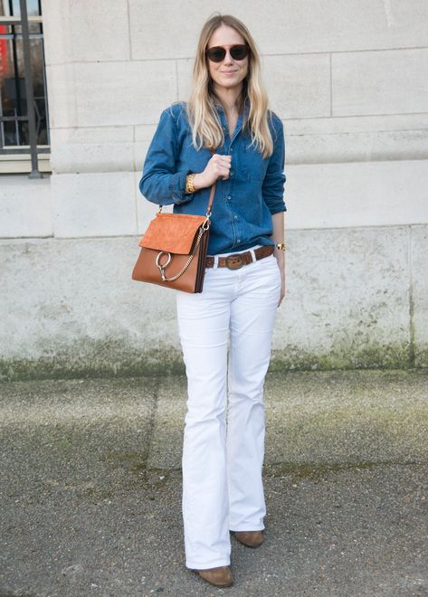 woman wearing chambray shirt and white jeans What To Wear With Flare Jeans, Jennifer Neyt, White Jean Outfits, White Jeans Fall, White Jeans Spring, Denim Outfit Fall, White Denim Outfit, How To Wear Belts, Bootcut Jeans Outfit