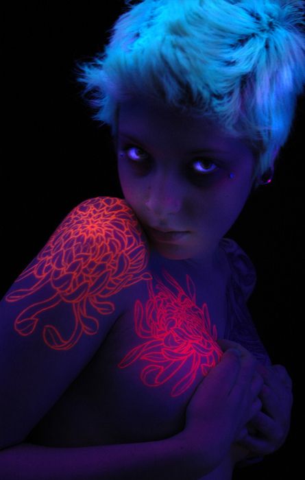 black light tattoo i heard they are very hard to do and most tattoo artist wont do it cuz one they cant see it second sometimes they dont even turn out good but who ever did this brovo to them Rik Lee, Black Light Tattoo, Uv Tattoo, Light Tattoo, Geniale Tattoos, Lotus Tattoo, Desenho Tattoo, Dark Tattoo, Love Tattoos