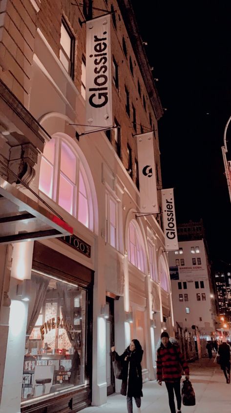 New York Pics Aesthetic, New York Glossier, Nyc Shopping Aesthetic, New York Shopping Aesthetic, Glossier Nyc, Pink New York Aesthetic, Nyc Shops, Glossier New York, Nyc Dump