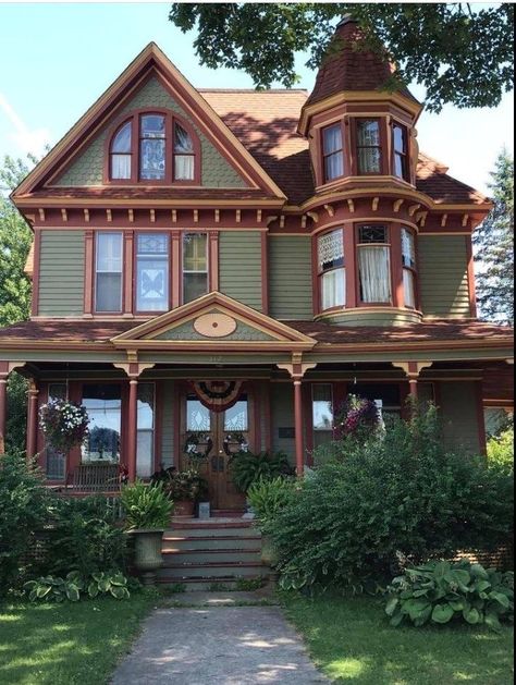 Vintage Green House, Green House Aesthetic, Victorian House Colors, Abandoned Farmhouse, Victorian Homes Exterior, Abandoned Cities, Victorian Style Homes, Casa Vintage, Dream House Rooms