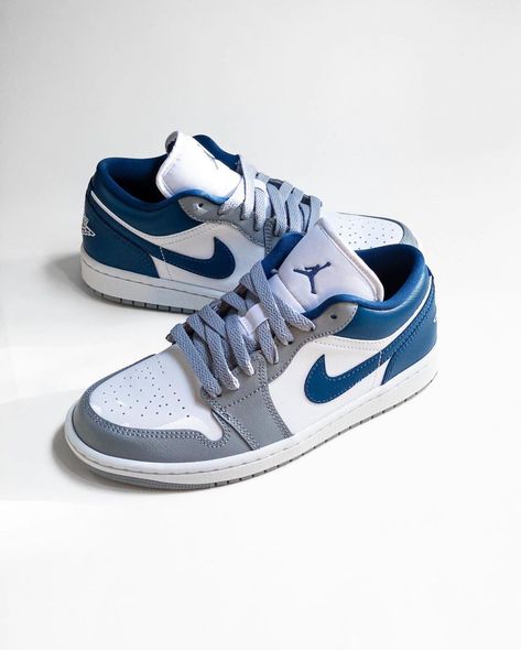 Prom Sneakers, Nike Jordan Blue, Nike Tenis, Nike Shoes Blue, Nike Sneakers Outfit, Jordan Blue, Preppy Shoes, Pretty Shoes Sneakers, All Nike Shoes