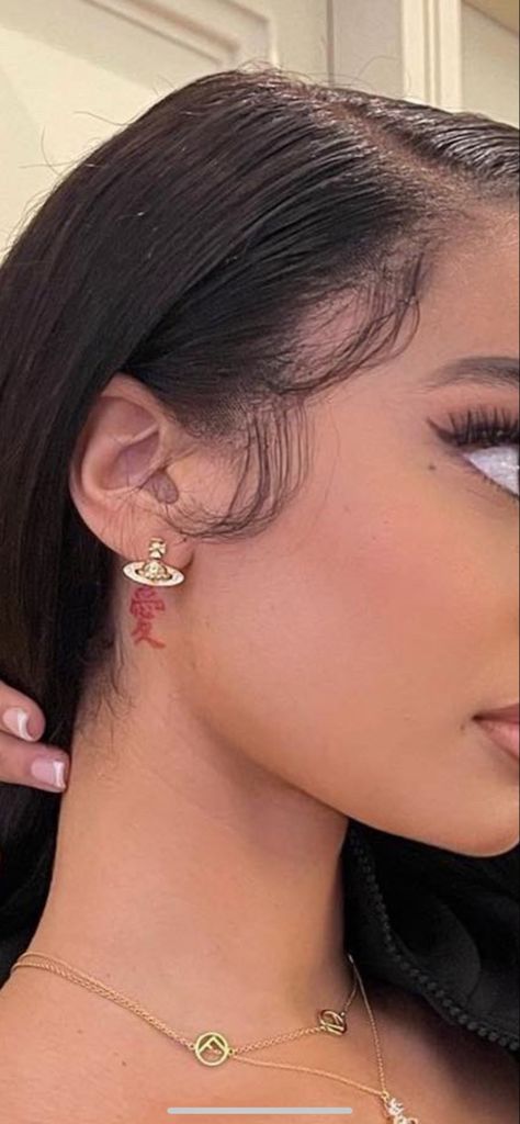 Supermodel Tattoo Sza, Henna Behind Ear, Behind Ear Tattoo Red Ink, Xo Tattoo Behind Ear, Mon Cheri Tattoo, Under Ear Tattoos Women, Red Ear Tattoo, Red Behind The Ear Tattoo, Behind The Ear Name Tattoo