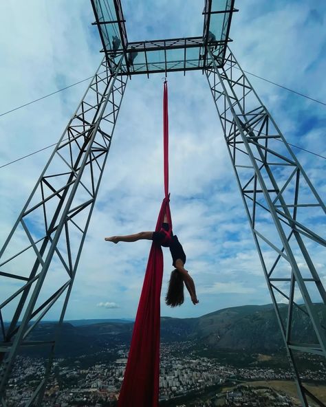 Aerial silks dancer in the sky Silk Gymnastics, Arial Silks, Ariel Silks, Dancer Things, Aerial Gymnastics, Aerial Silk, Aerial Acrobatics, Acrobatic Gymnastics, Aerial Dance