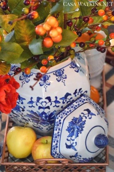 Include Trendy Copper into Your Thanksgiving Tablescape: Create and Share - Casa Watkins Living Thanksgiving Tablescapes Elegant, Thanksgiving Tablescapes Simple, Blue And White Tablescapes, Blue Fall Decor, Chinoiserie Ginger Jars, Halloween Tablescape, Fall Vignettes, Fall Dinner Party, Thanksgiving Tablescape