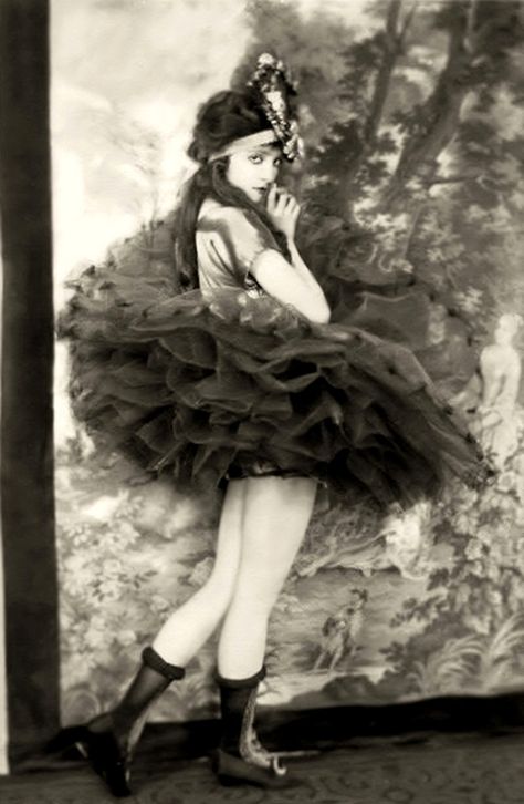 Ziegfeld Girl, Dolores Costello, Burlesque Vintage, Ziegfeld Follies, Ziegfeld Girls, Vintage Burlesque, Tutu Ballet, Glamour Vintage, Vintage Film