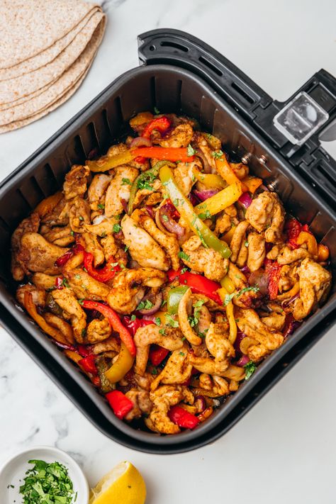 Air Fryer Chicken Fajitas Air Fryer Recipes Uk, Air Fryer Chicken Fajitas, Homemade Fajita Seasoning, Air Fryer Cooking Times, Air Fryer Oven Recipes, Air Fried Chicken, Fajita Recipe, Air Fryer Recipes Chicken, Air Fryer Dinner Recipes