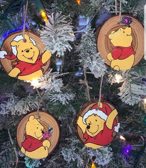 Diy Winnie The Pooh Ornaments, Winnie The Pooh Christmas Tree Ideas, Grinch Wood Ornaments, Ornament Ideas Painting, Winnie The Pooh Ornaments Diy, Paint Ornaments Diy, Winnie The Pooh Ornaments, Winnie The Pooh Christmas Tree, Disney Diy Christmas Ornaments