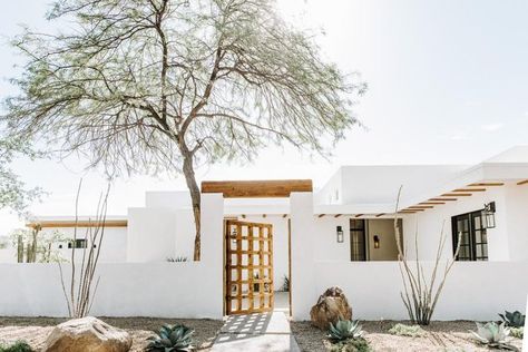 Desert Home Exterior, Modern Southwest Home, Entry Idea, White Stucco House, Modern Adobe, Modern Desert Home, Southwest Modern, Modern Nest, Southwest Home